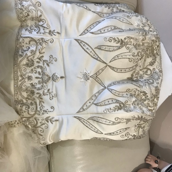 Wedding dress- photos of current condition - Picture 2 of 8